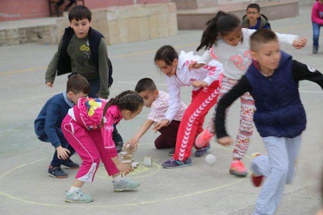 Minik Öğrenciler Eski Zaman Oyunlarıyla Neşeleniyor