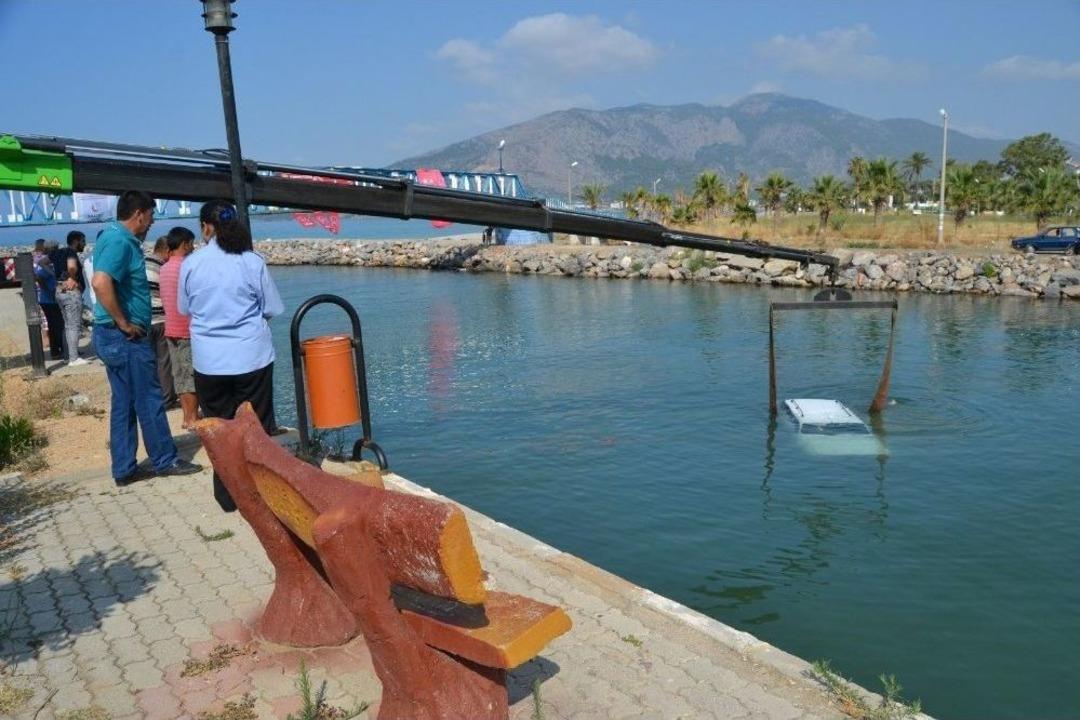 &Ccedil;aya U&ccedil;an Aracın S&uuml;r&uuml;c&uuml;s&uuml; Camı Kırarak Hayatını Kurtardı