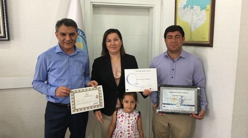 Kaymakam &Ouml;zkan&rsquo;dan Başarılı &Ouml;ğretmene Belgei