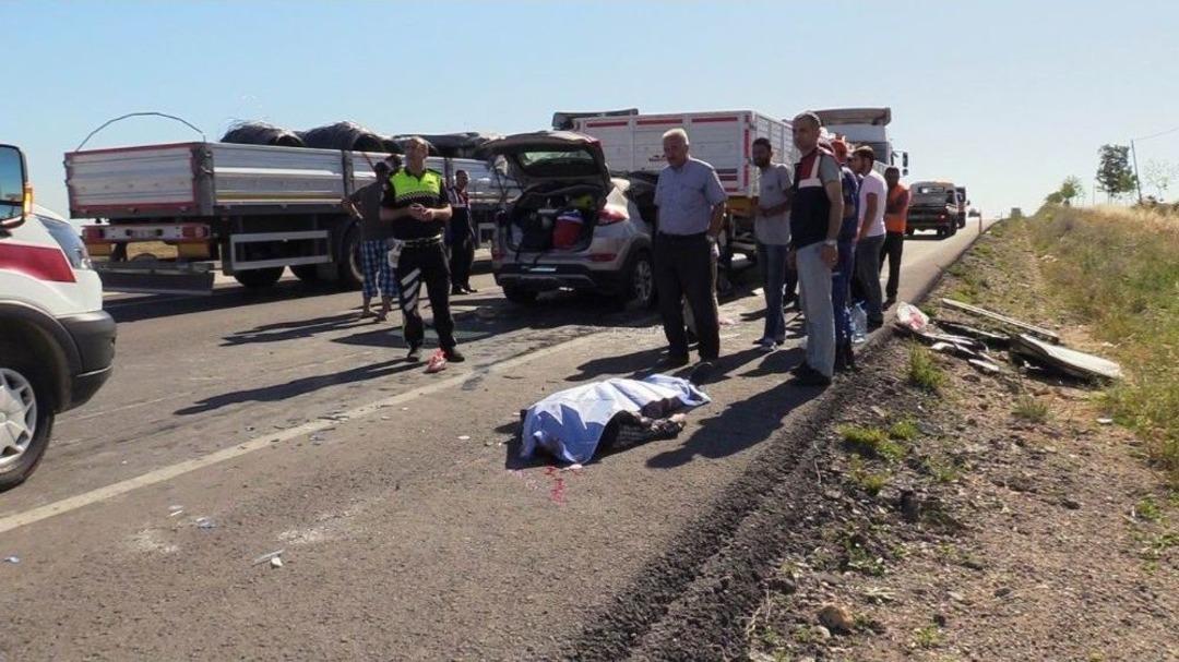 Otomobil Tırın Altına Girdi: 2 &Ouml;l&uuml;, 5 Yaralı