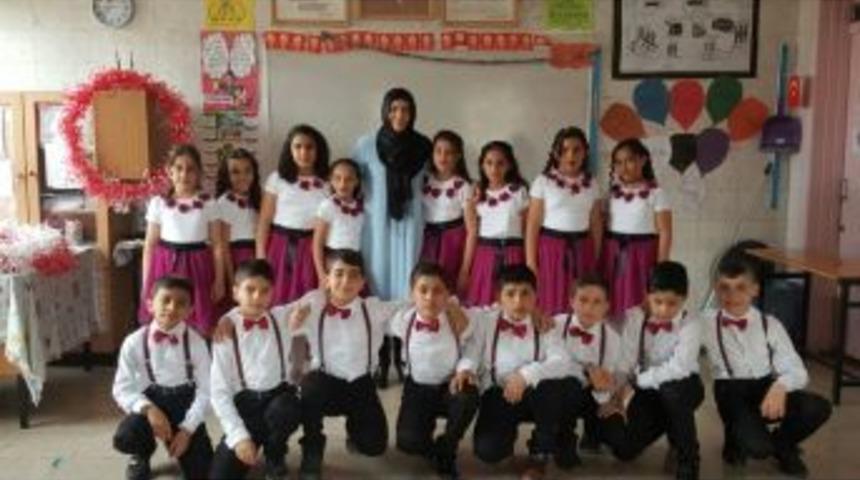 &Ouml;ğrenciler 23 Nisan&rsquo;ı Coşkuyla Kutladı