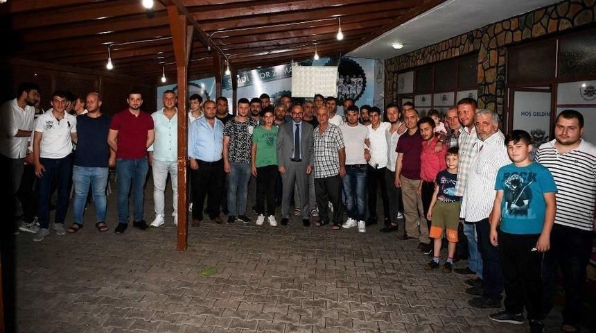 Başkan &Uuml;z&uuml;lmez Gen&ccedil;lerin İftarında