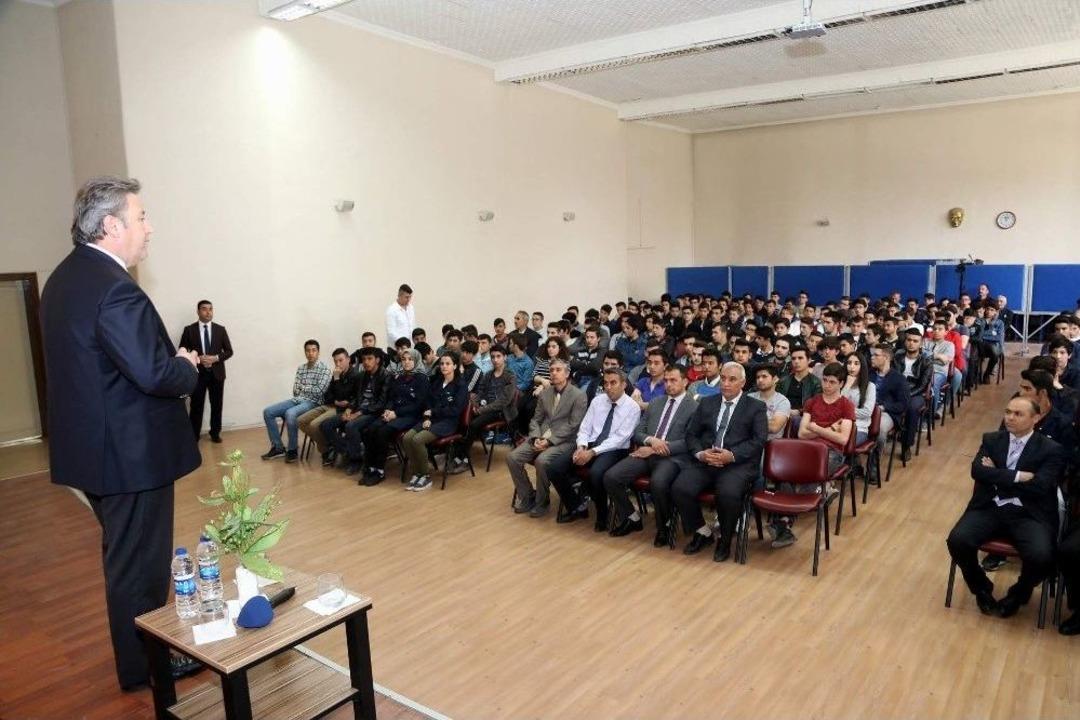 Başkan Palancıoğlu &rsquo;kariyer G&uuml;nleri&rsquo;nde