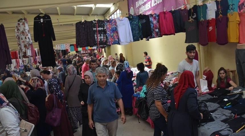 Bilecik&rsquo;te Bayram &Ouml;ncesi Giyim Pazarı Doldu Taştı