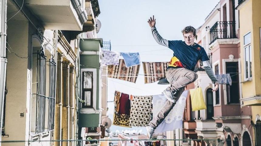 Emin&ouml;n&uuml;&rsquo;nde &Ccedil;amaşır İpleri Arasında Sıra Dışı G&ouml;steri