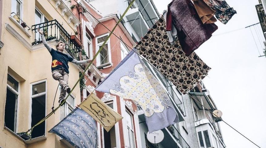 Şaşkın Bakışlar &Ouml;n&uuml;nde &Ccedil;amaşır İpleri Arasında Sıra Dışı G&ouml;steri