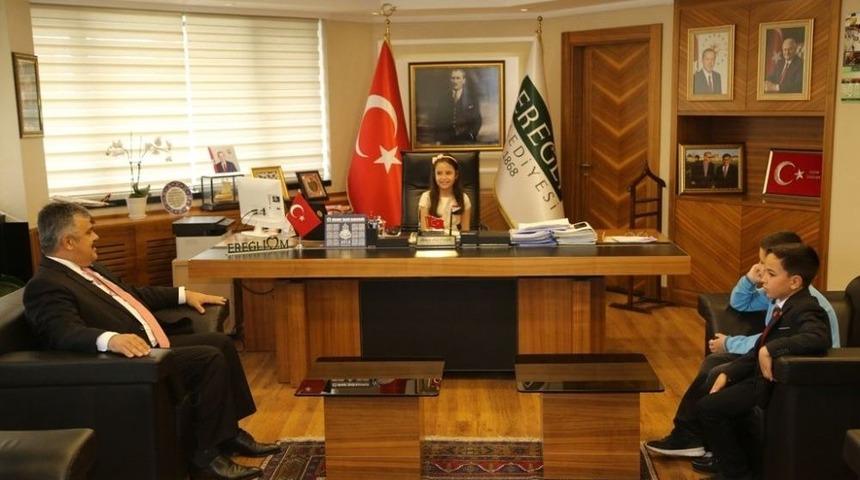 Başkan &Ouml;zg&uuml;ven Makamı &Ccedil;ocuklara Emanet Etti