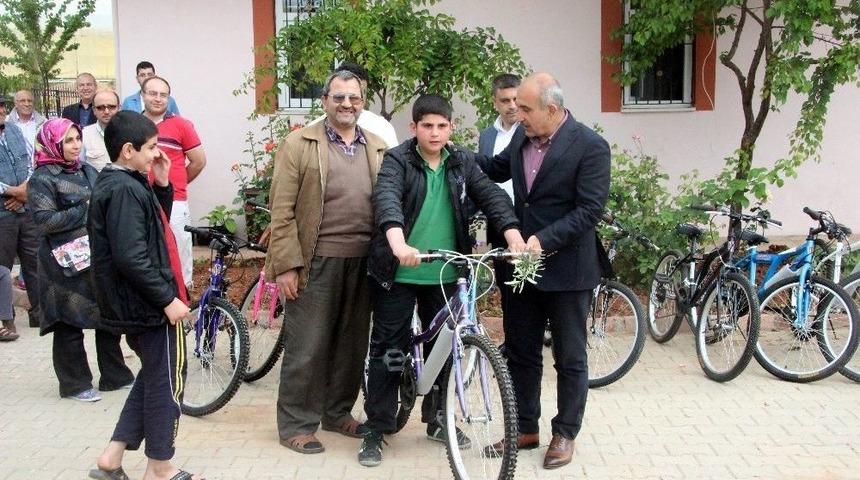 Ailelerine Sigara İ&ccedil;irmeme S&ouml;z&uuml; Veren &Ccedil;ocuklara Bisiklet Dağıtıldı