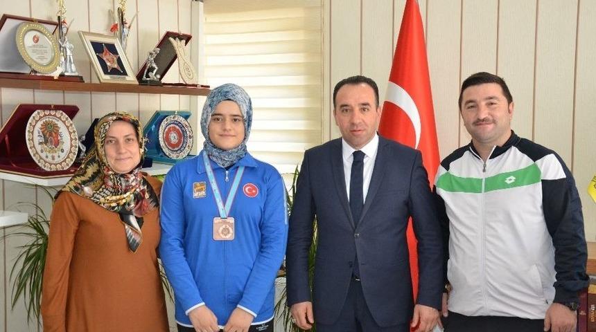 Başarılı Sporcu Bilecik&rsquo;e T&uuml;rkiye 3&rsquo;nc&uuml;l&uuml;ğ&uuml; İle D&ouml;nd&uuml;