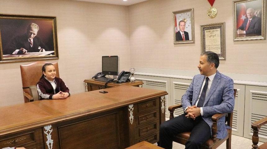 Hazır Cevaplılığıyla Ger&ccedil;ek Valiyi Bile Şaşırttı