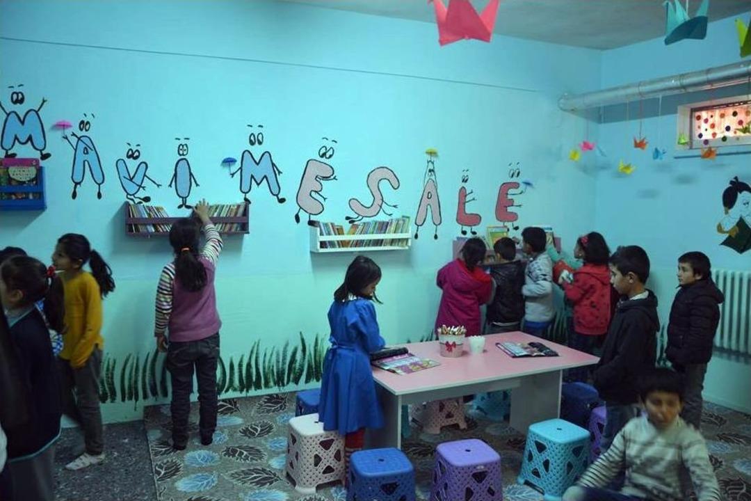 &Ouml;ğrenciler, Kasaba Okuluna K&uuml;t&uuml;phane Kurdu