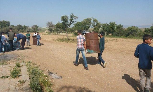 Öğrenciler Mesire Alanından 1 Kamyon Çöp Topladı