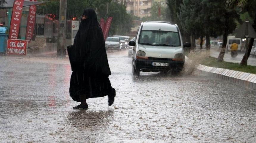 Şanlıurfa&rsquo;da Sağanak Yağış S&uuml;r&uuml;c&uuml;lere Zor Anlar Yaşattı