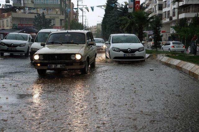 Şanlıurfa’da Sağanak Yağış Sürücülere Zor Anlar Yaşattı