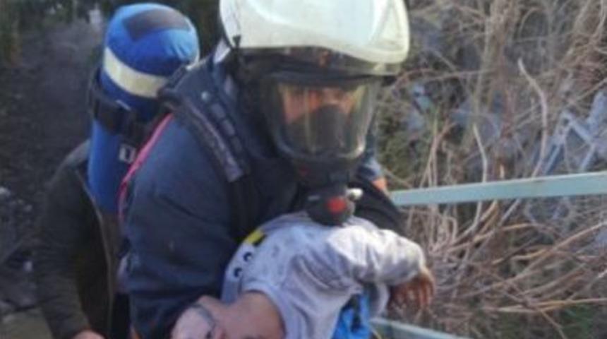 Gecekonduda &Ccedil;ıkan Yangından 7 Yaşındaki &Ccedil;ocuk Kurtarıldı