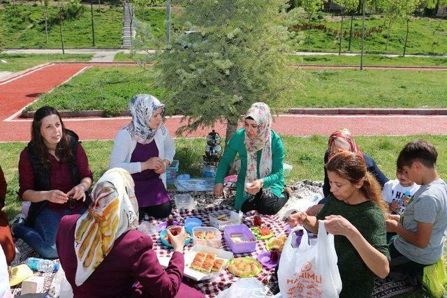 Çocuklara En Büyük Destek Annelerden