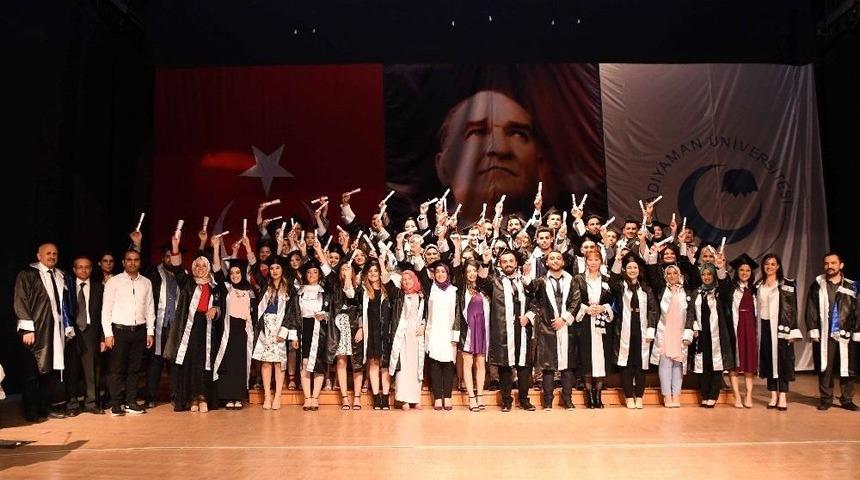 Turizm Fak&uuml;ltesi &Ouml;ğrencileri Mezuniyet C&uuml;bbelerini Giydi