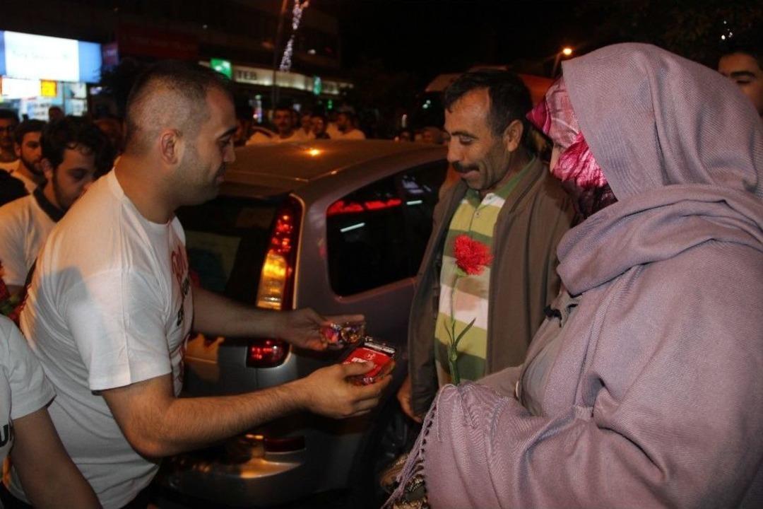 Mhp Milletvekili Adayı Adem Yurdig&uuml;l Eşiyle Birlikte Bayram Şekeri Dağıttı