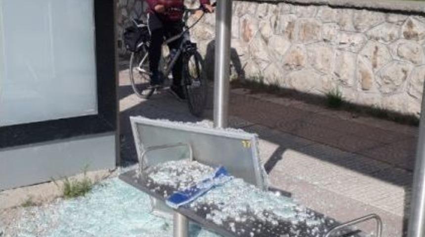 Şehir Magandaları Durak Camlarını Kırdı