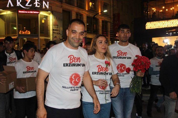 Mhp Milletvekili Adayı Adem Yurdigül Eşiyle Birlikte Bayram Şekeri Dağıttı G1