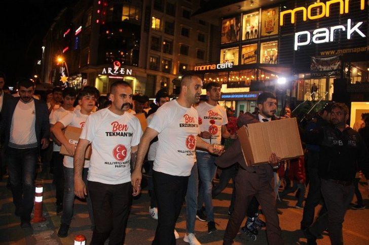 Mhp Milletvekili Adayı Adem Yurdigül Eşiyle Birlikte Bayram Şekeri Dağıttı G2