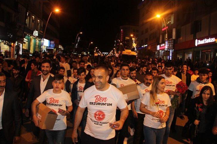 Mhp Milletvekili Adayı Adem Yurdigül Eşiyle Birlikte Bayram Şekeri Dağıttı G3