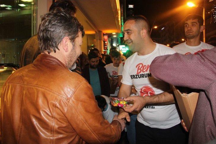 Mhp Milletvekili Adayı Adem Yurdigül Eşiyle Birlikte Bayram Şekeri Dağıttı G5