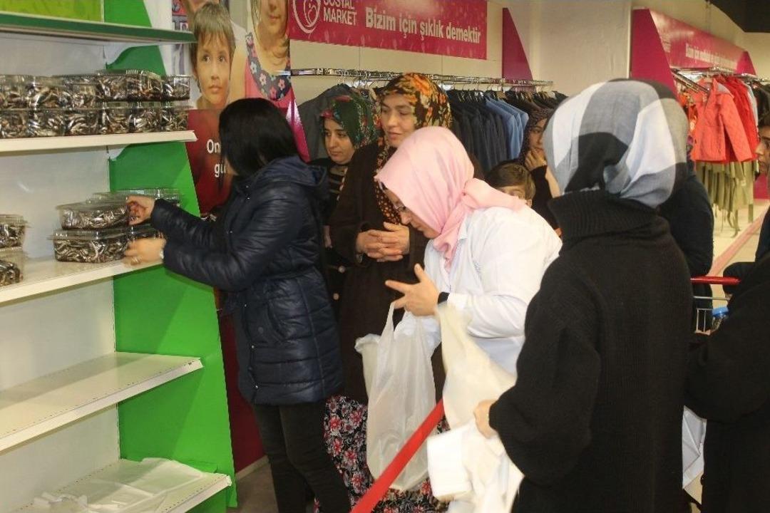 İhtiya&ccedil; Sahiplerine 3 Ton Hamsi Dağıtıldı