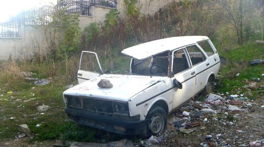 Başıboş Arazilere Bırakılan Hurda Araçlar Çevre Kirliliğine Yol Açıyor