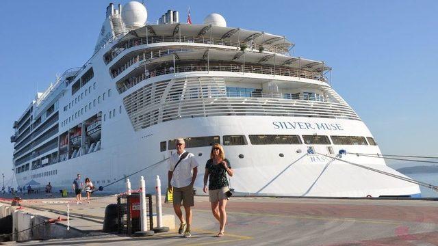 560 Amerikalı Turist Gemiyle Kuşadası’nda