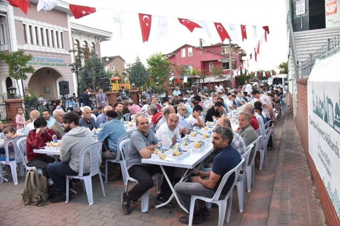 K&ouml;rfez Ve Sanayi Mahallesi Aynı Masada İftar A&ccedil;tı