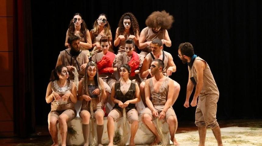 Sa&uuml;&rsquo;l&uuml; &Ouml;ğrenciler Hayvan &Ccedil;iftliği Oyununu Sahnelediler