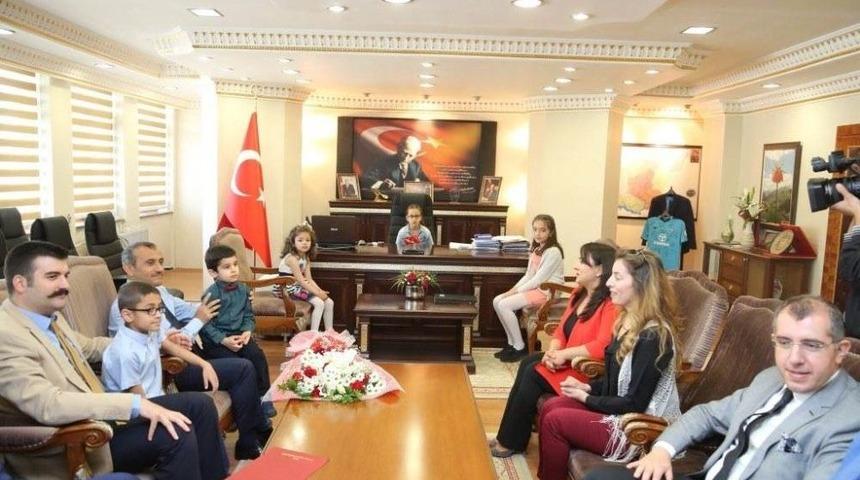 Vali Sonel, &Ouml;ğrencilere "makam Koltuğunu" Devretti