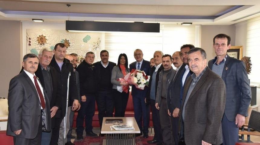 Muhtarlardan Başkan Erg&uuml;n&rsquo;e Pastalı S&uuml;rpriz