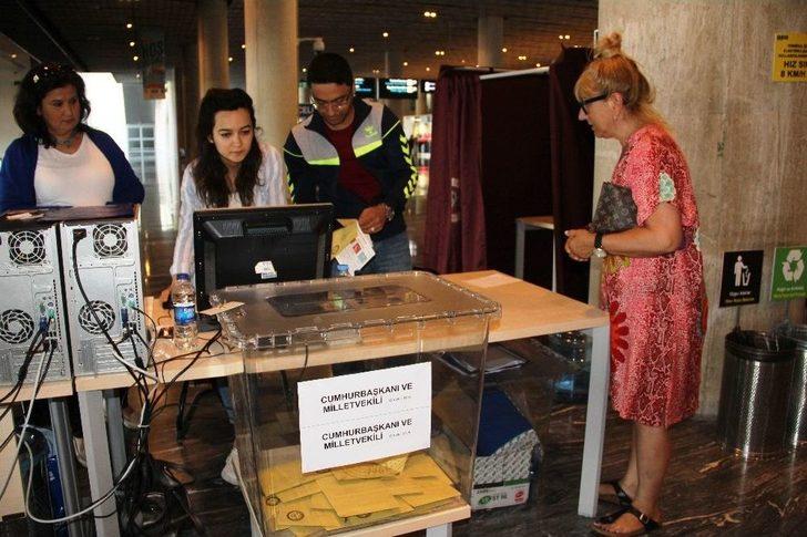 Gurbetçiler Uçaktan İner İnmez Sandıklara Koştu G1