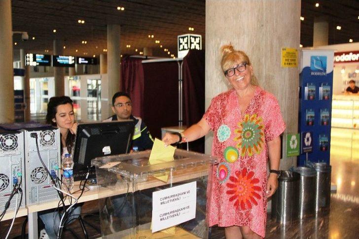 Gurbetçiler Uçaktan İner İnmez Sandıklara Koştu G2