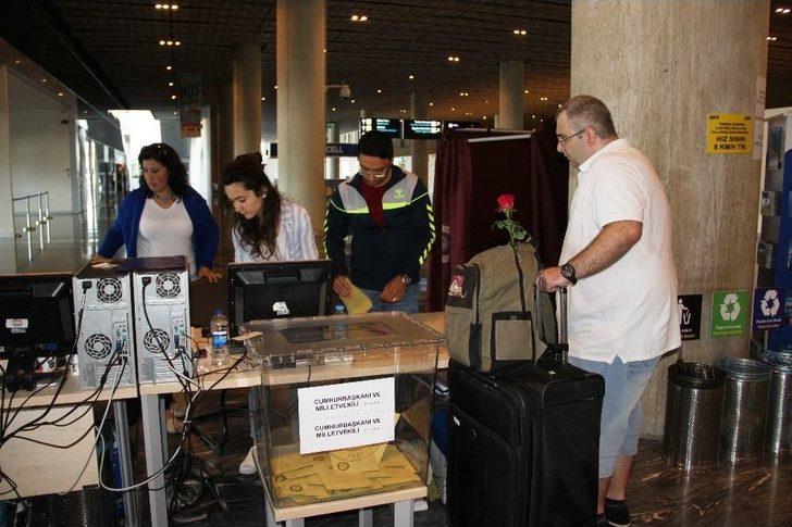 Gurbetçiler Uçaktan İner İnmez Sandıklara Koştu G3