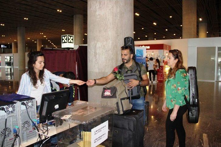 Gurbetçiler Uçaktan İner İnmez Sandıklara Koştu G4