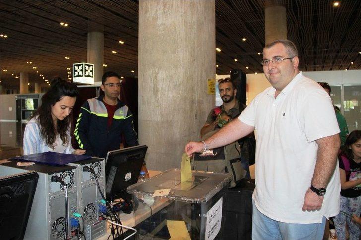 Gurbetçiler Uçaktan İner İnmez Sandıklara Koştu G5