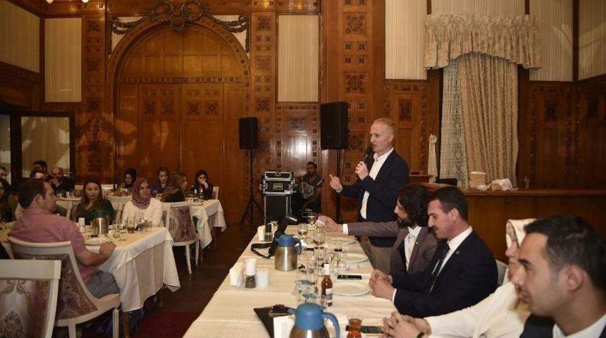 Özel Kalem Müdürleri Platformu, Eğitim Araştırma Hastaneleri Asistanları İle İftar Yemeğinde Buluştu