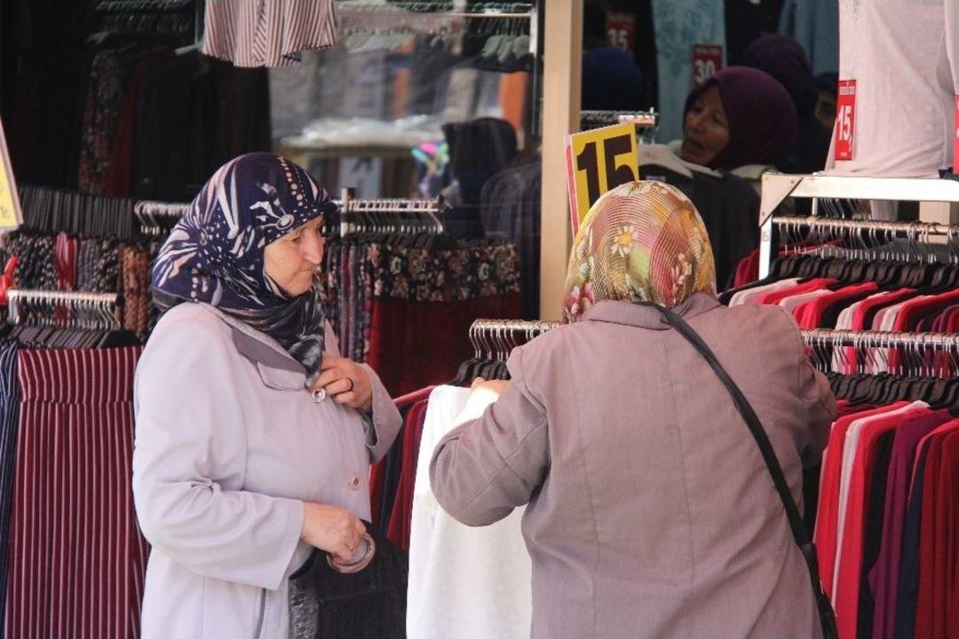 Esnaf Eski Bayramları Mumla Arıyor