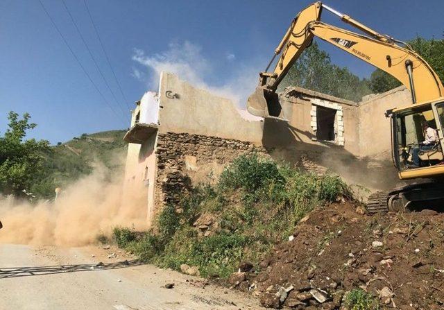 Kale Mahallesi’nde Yol Genişletme Çalışması