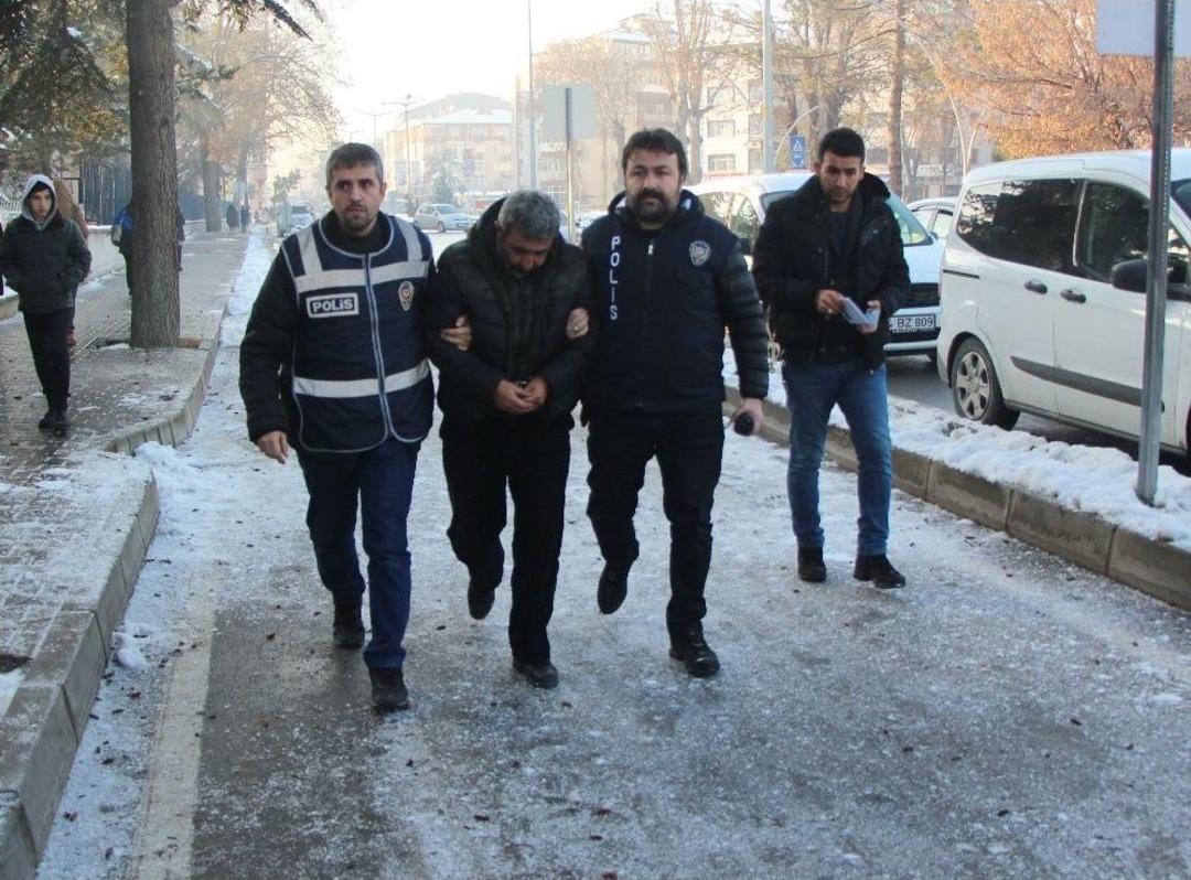 Arkadaşını Kendi Karısına Satırla Saldırttı