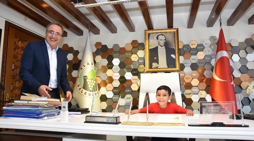 Başkan Kara&ccedil;oban Koltuğunu Devretti