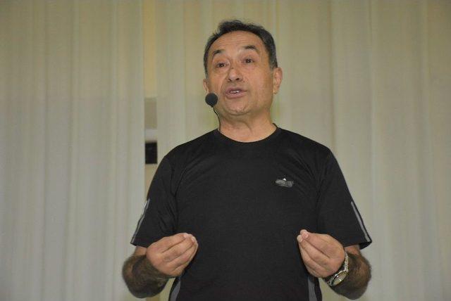 &Uuml;nl&uuml; Dr. Feridun Kunak Dursunbey&rsquo;de Sağlıklı Yaşamın İpu&ccedil;larını Verdi 1