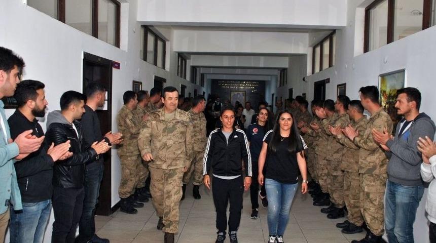 Askerken Kadın Sporculara Alkışlı Karşılama