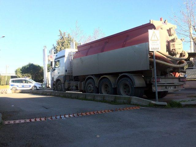 (özel) Tuzla’ya Kimyasal Atıkları Döktüğü İddia Edilen Şüpheli Vidanjörler İnceleniyor