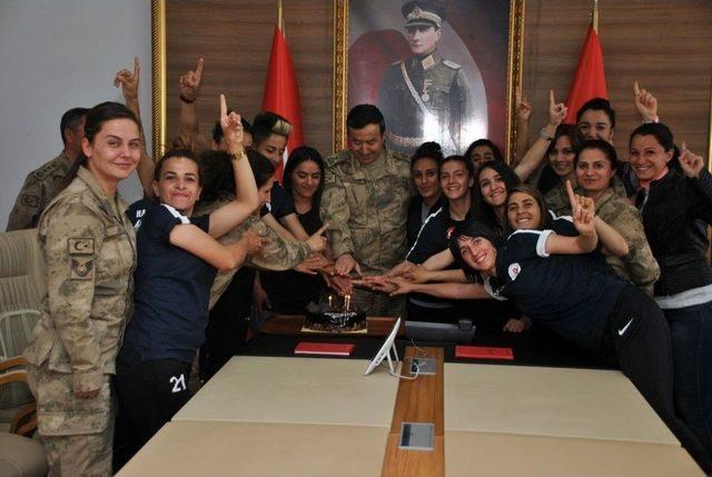 Askerken Kadın Sporculara Alkışlı Karşılama 2