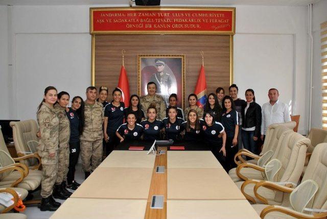 Askerken Kadın Sporculara Alkışlı Karşılama 3