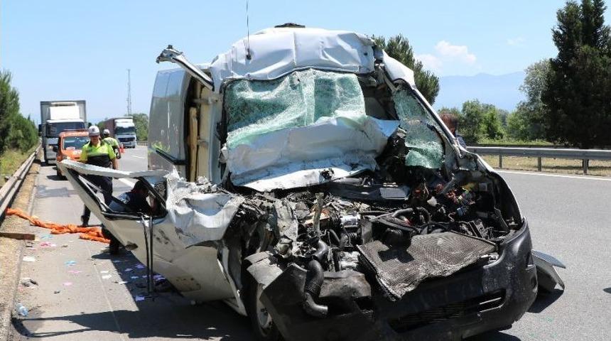 Tem Otoyolunda Panelvan Tır&rsquo;a Arkadan Ok Gibi Saplandı